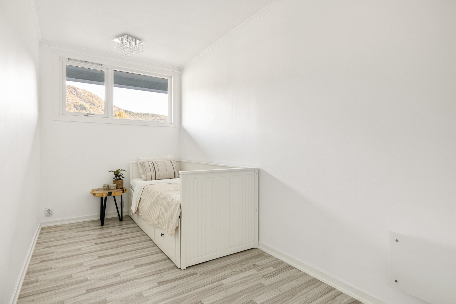 Soverom 3 måler 6,2 kvm og har trestavs laminatgulv. Rommet fremstår som lyst og innbydende ? perfekt som barnerom. Galleribilde
