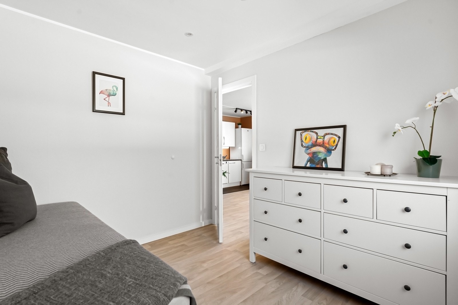 Rommet gir god plass til seng, kommoder og garderobe Galleribilde
