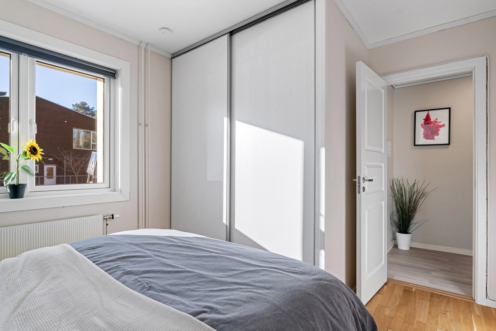 Hovedsoverommet har god plass til dobbeltseng og plassbygget skyvedørsgarderobe Galleribilde