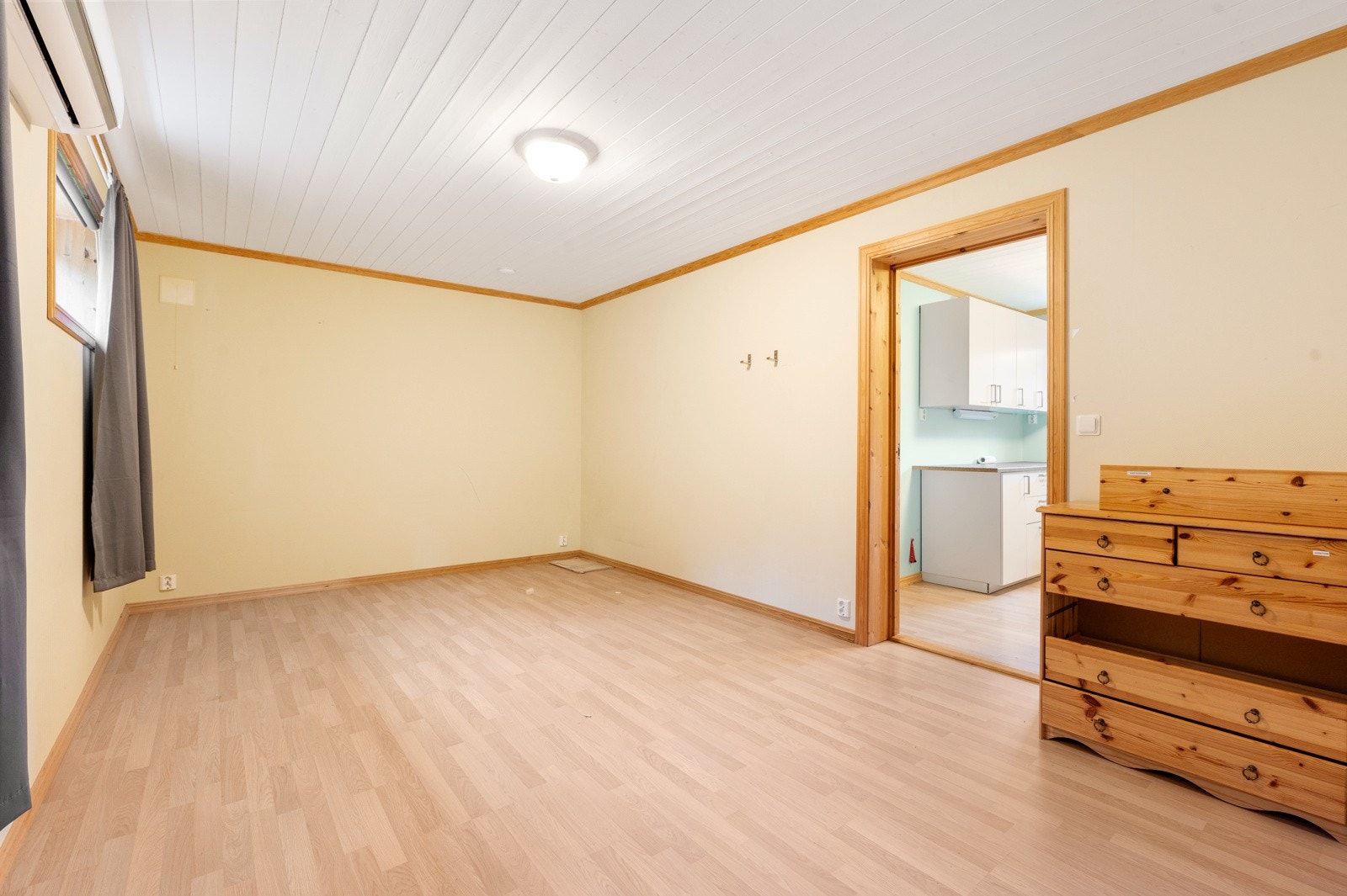 Stuen er holdt i en lys farge. Galleribilde