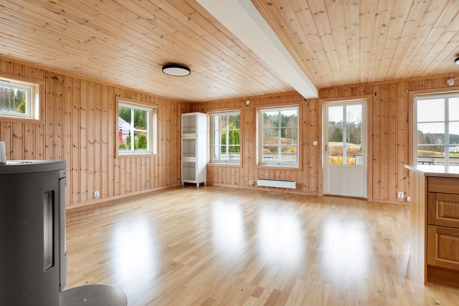 Store vinduer sikrer godt med naturlig lys inn i stuen. Galleribilde