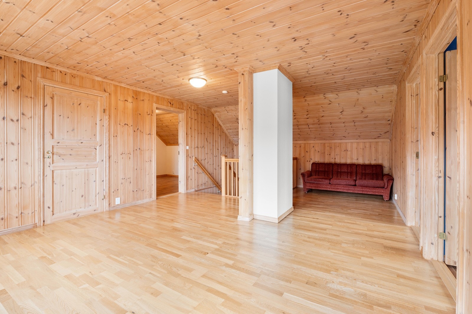 Velkommen opp i boligens 2. etasje og denne fine loftstuen. Galleribilde