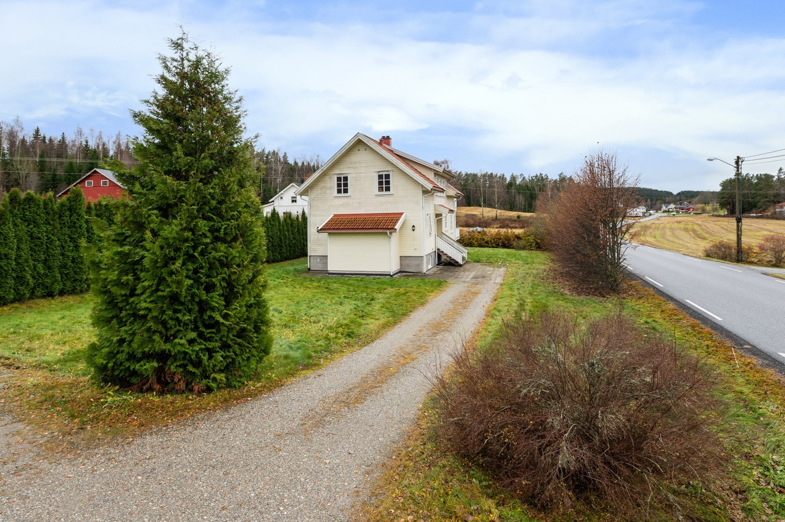 Romslig tomt på ca. 1100 kvm med parkeringsforhold. Galleribilde