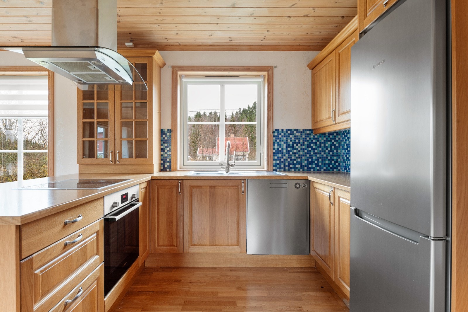 Kjøkkenet har godt med skap- og benkeplass. Galleribilde