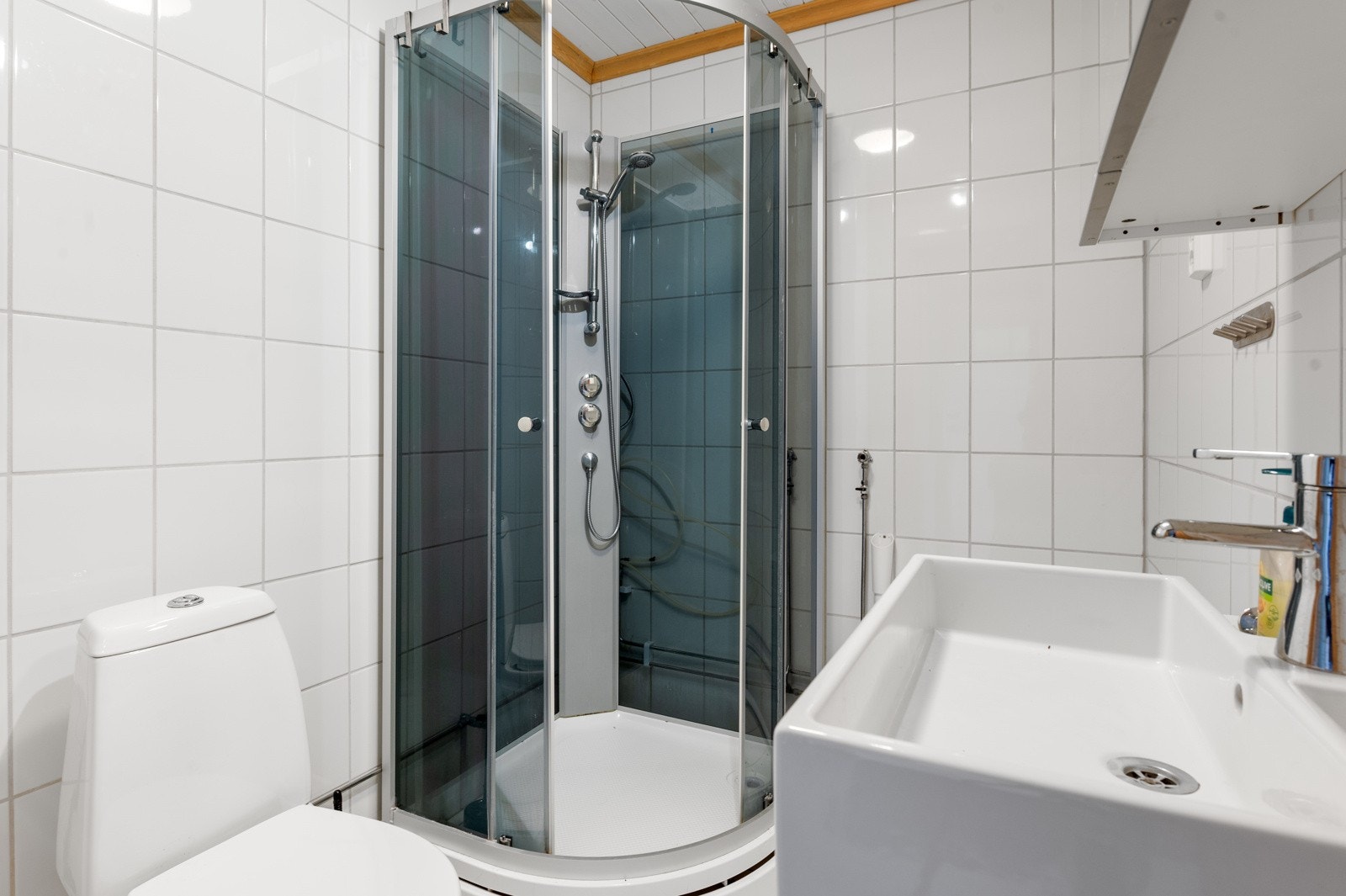 Badet er innredet med servantskap, dusjkabinett og wc. Galleribilde