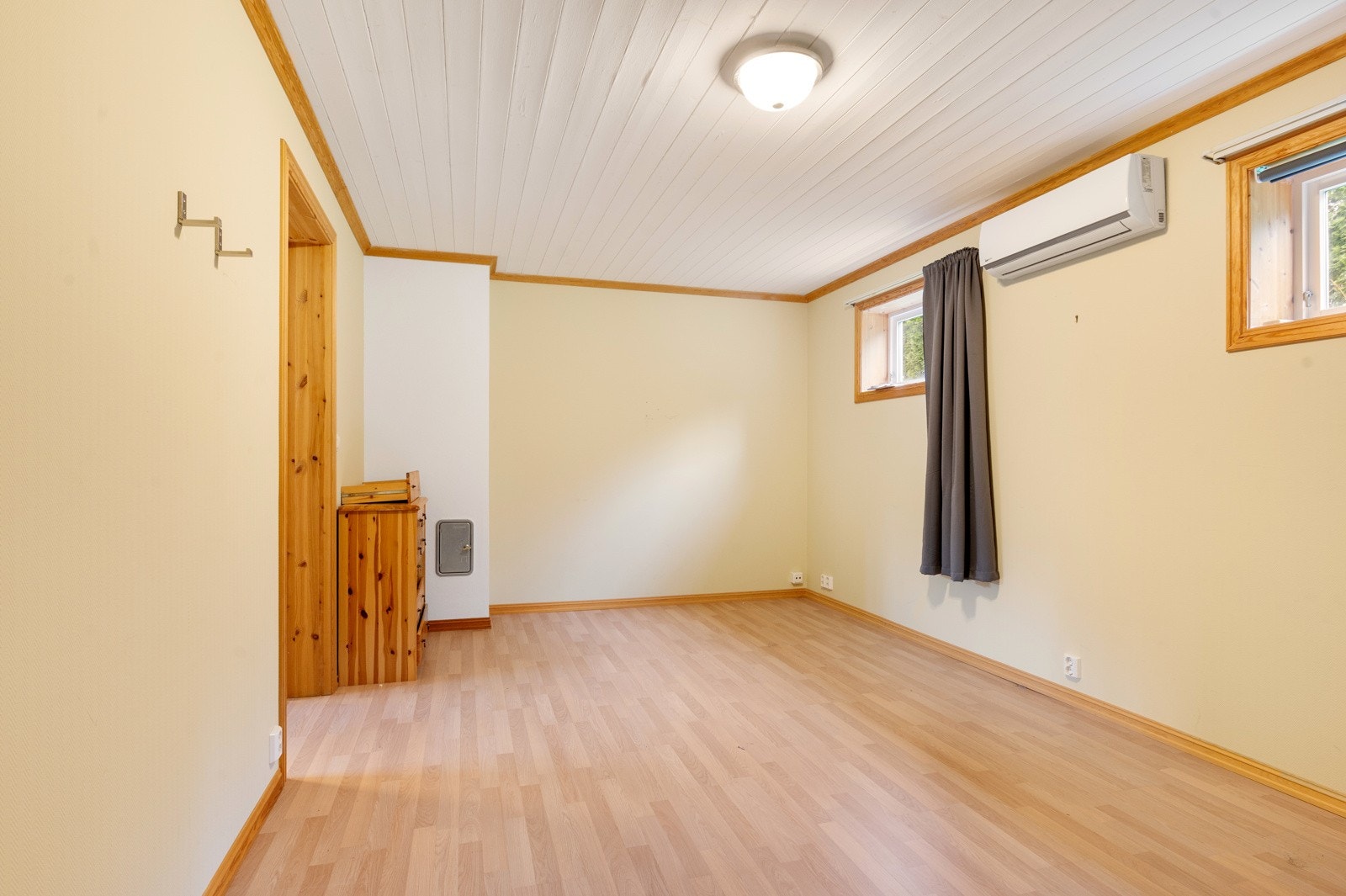 Varmepumpe for oppvarming - det er også satt inn pipie hvis man ønsker vedfyring. Galleribilde