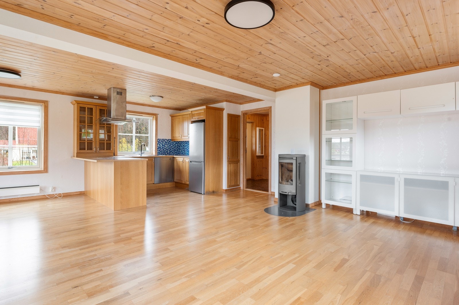 Velkommen inn i boligens første etasje og denne store stuen med åpen kjøkkenløsning. Galleribilde