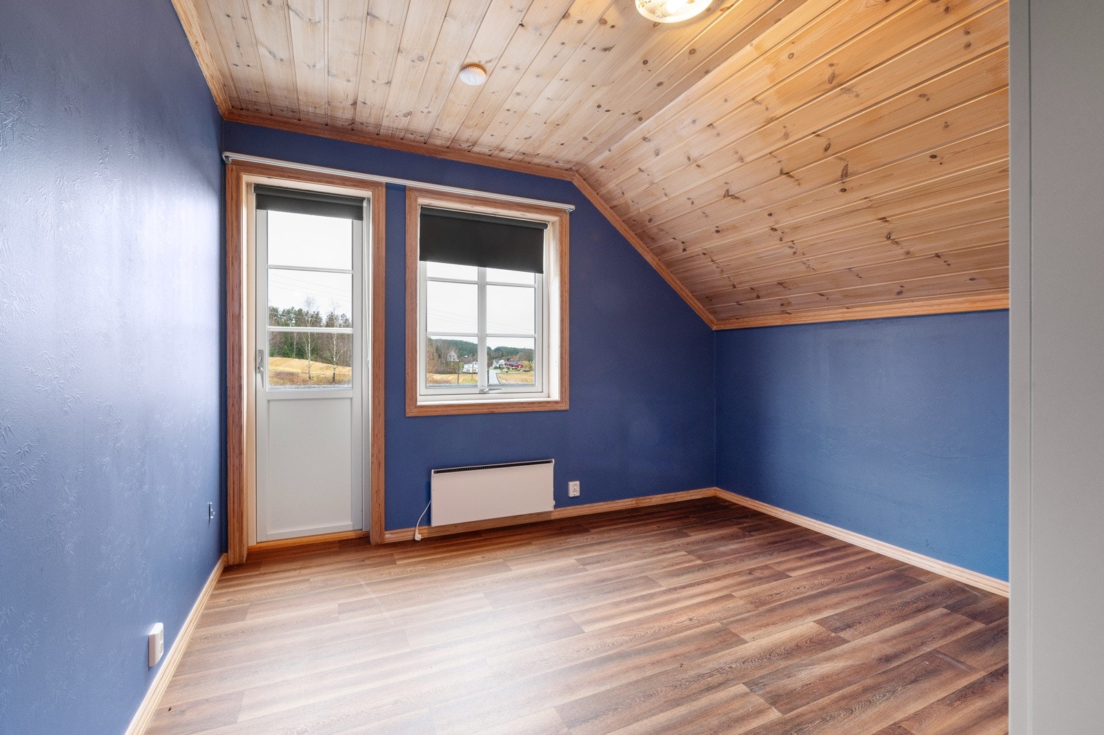 Soverom 2 har også egen utgang til veranda. Galleribilde