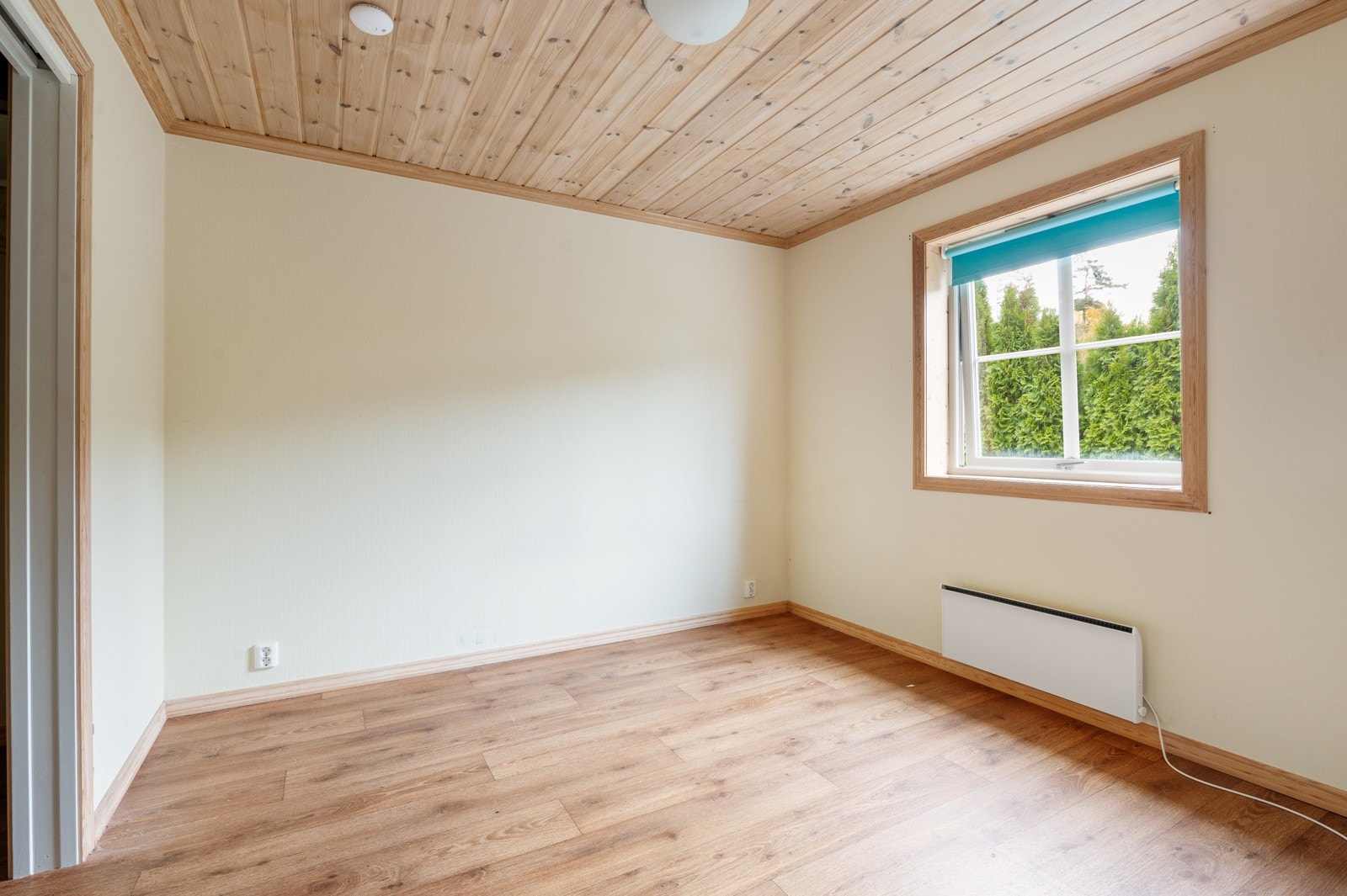 Boligen har 4 soverom i hoveddelen hvorav dette 1. etasje. I tillegg er det et godkjent soverom i kjelleren. Galleribilde