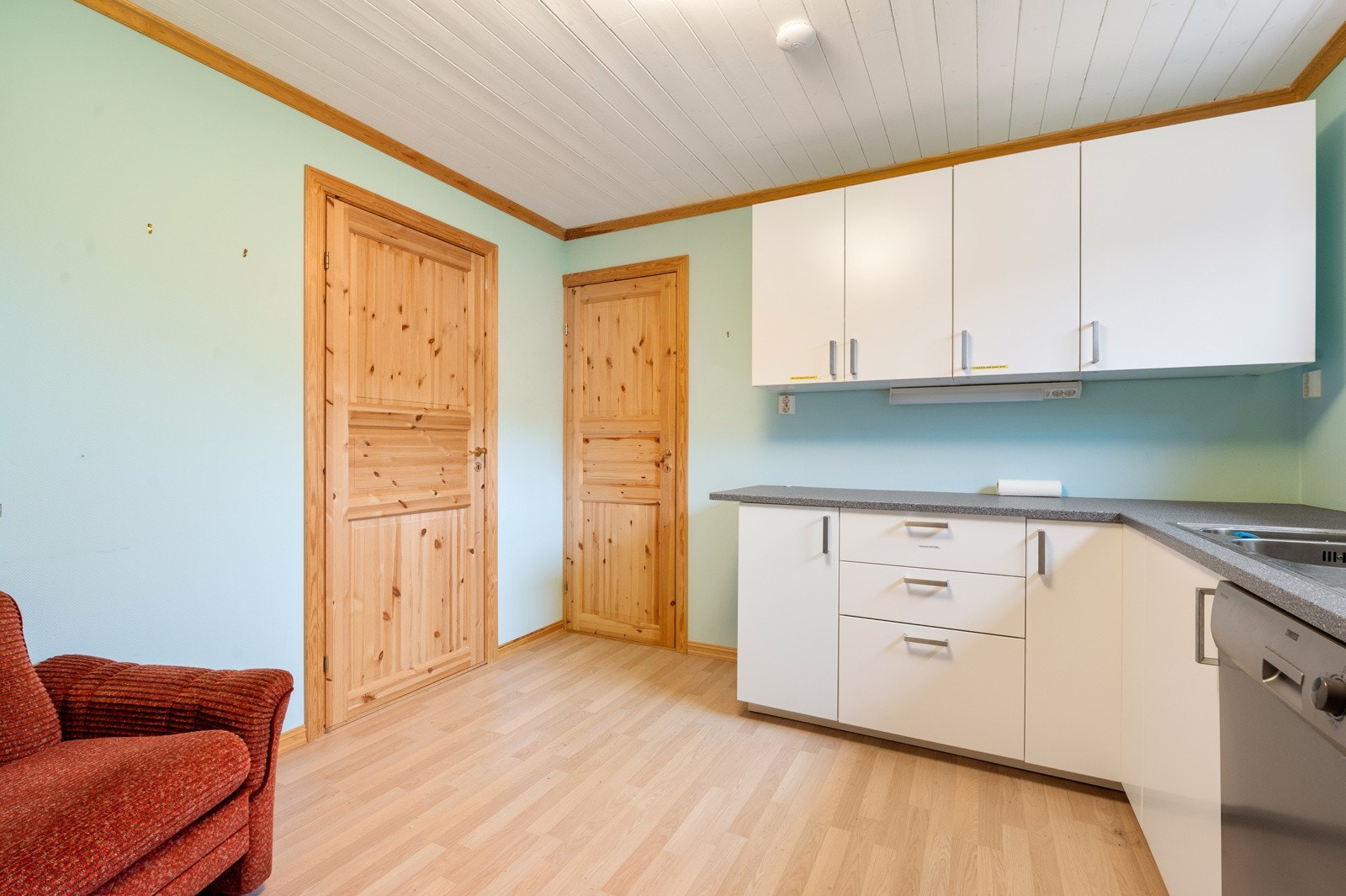 Velkommen ned i kjelleren - denne etasjen er godkjent med stue, kjøkken, bad og soverom med egen inngang. Galleribilde