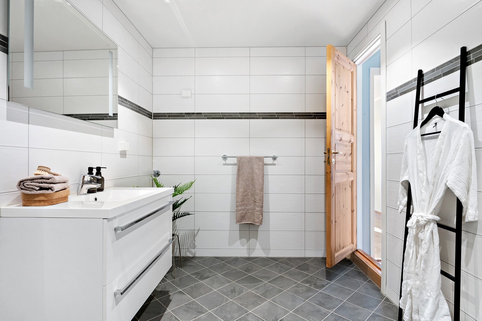 Det er gulvvarme, samt opplegg for vaskemaskin på badet. Galleribilde