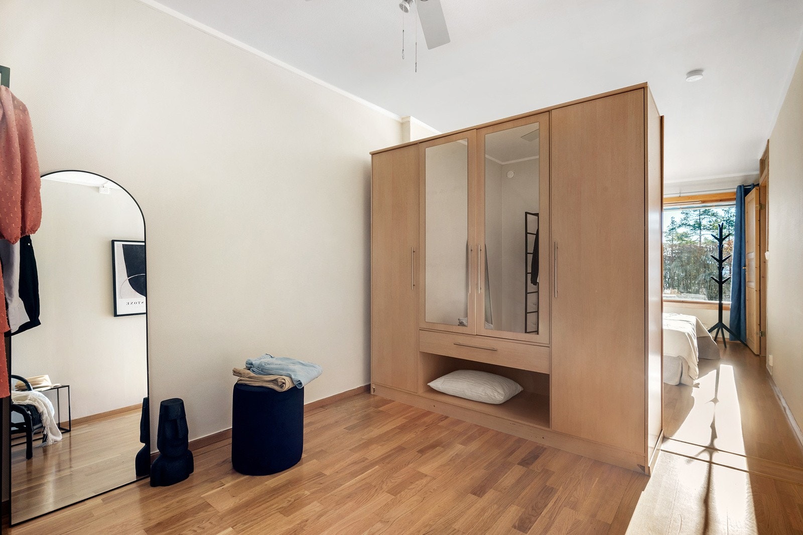 Rommet er per i dag skilt med et garderobe som gir et naturlig skille mellom soveplass og et potensielt hjemmekontor. Galleribilde