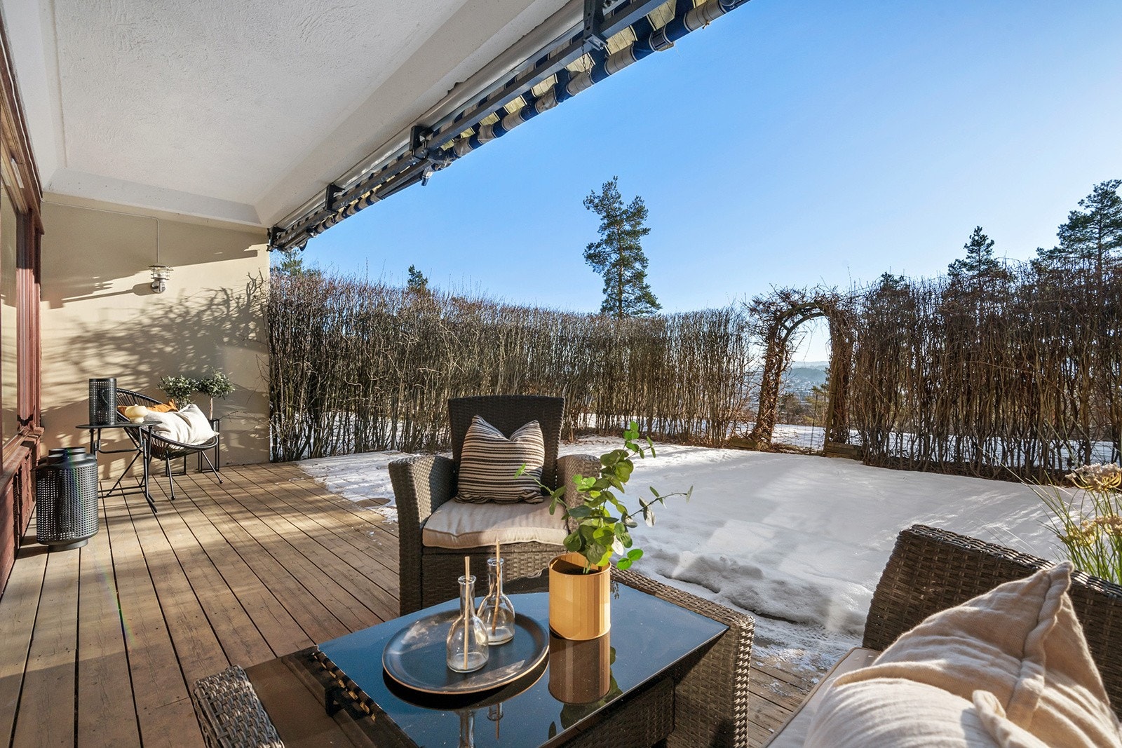 Fra stuen er det utgang til herlig, sørvendt terrasse på 25 kvm og flott hage med fine solforhold. Galleribilde
