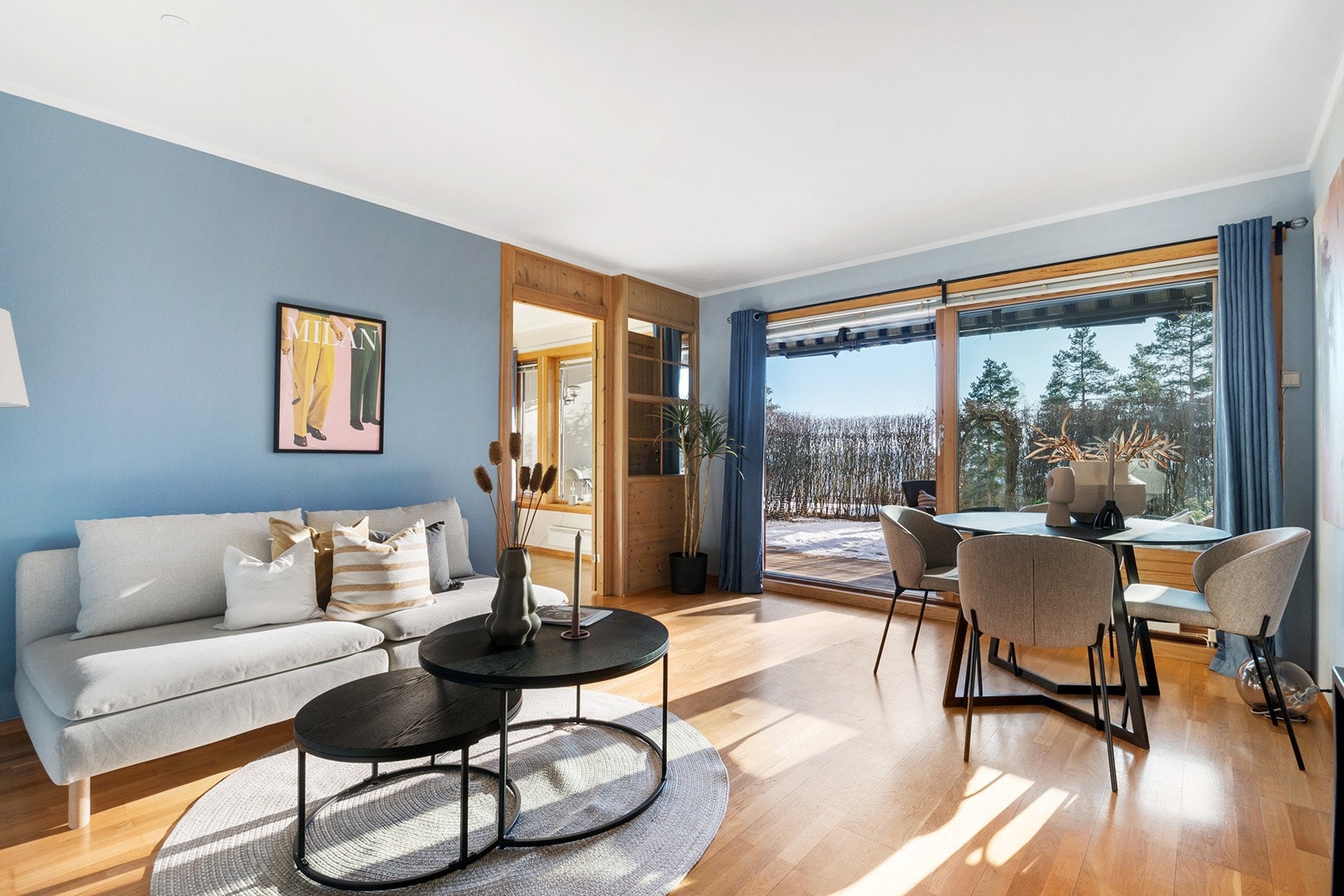 Åpen stue med store vindusflater som slipper inn godt med naturlig lys. Galleribilde