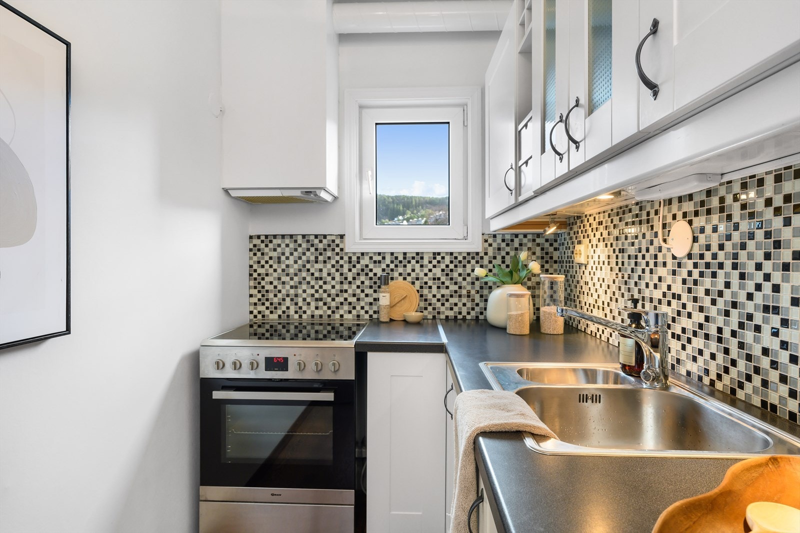 Hvitevarer på kjøkken følger i handelen. Galleribilde