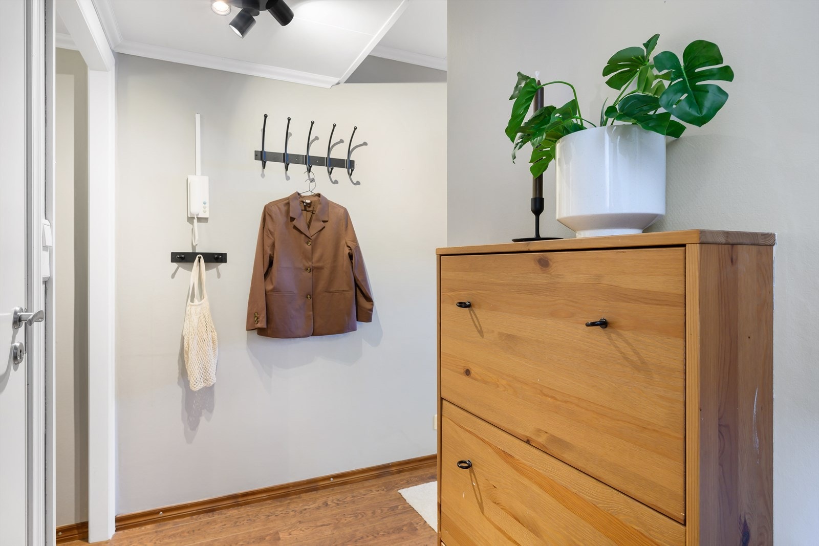 Gode lagringsmuligheter i gang/ entré Galleribilde