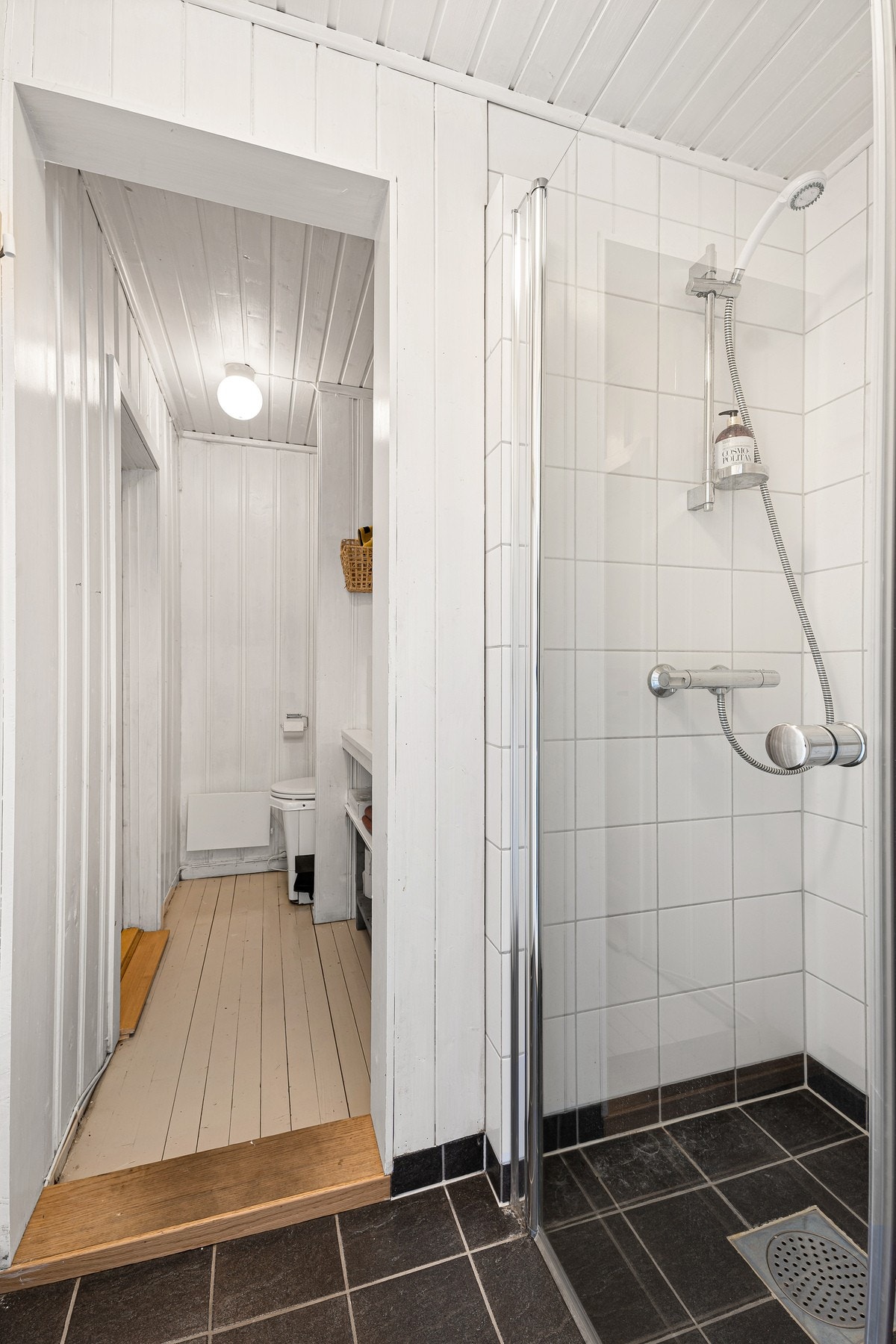 Badet er delvis oppgradert og har flislagt gulv med gulvvarme i dusjsonen, servantinnredning og en praktisk dusjnisje med glassdør. Galleribilde