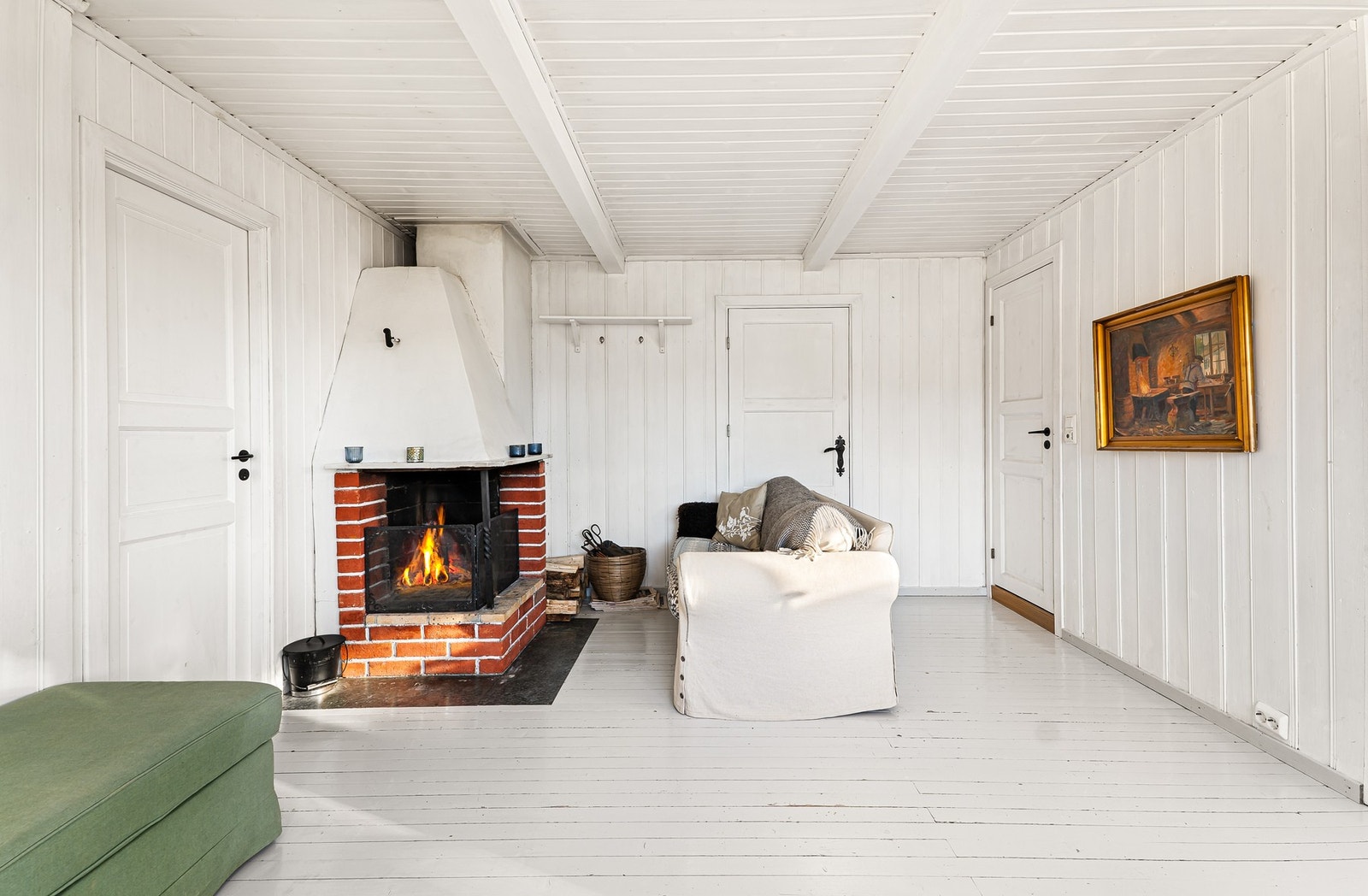 Denne koselige hytta byr på en romslig stue med åpen peis, perfekt for kalde vinterkvelder. Galleribilde