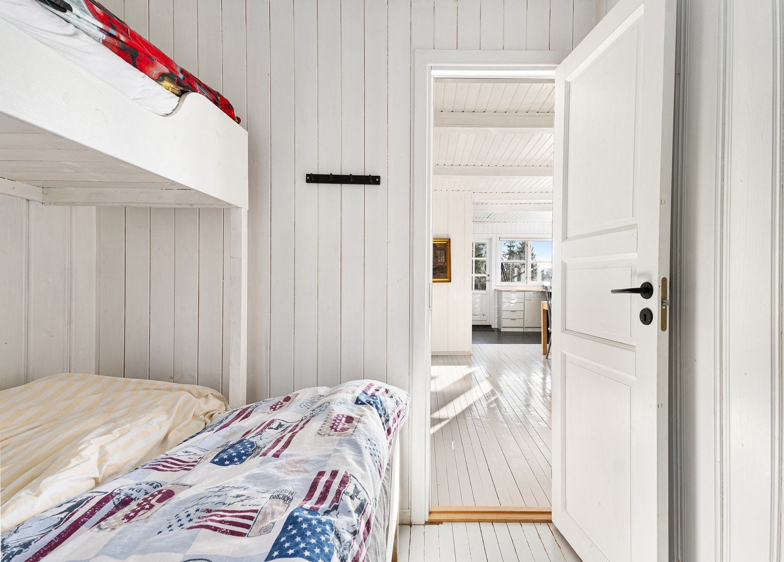 Hytta har to soverom, begge innredet med køyesenger - perfekt for å samle hele familien til en avslappende hyttetur. Galleribilde