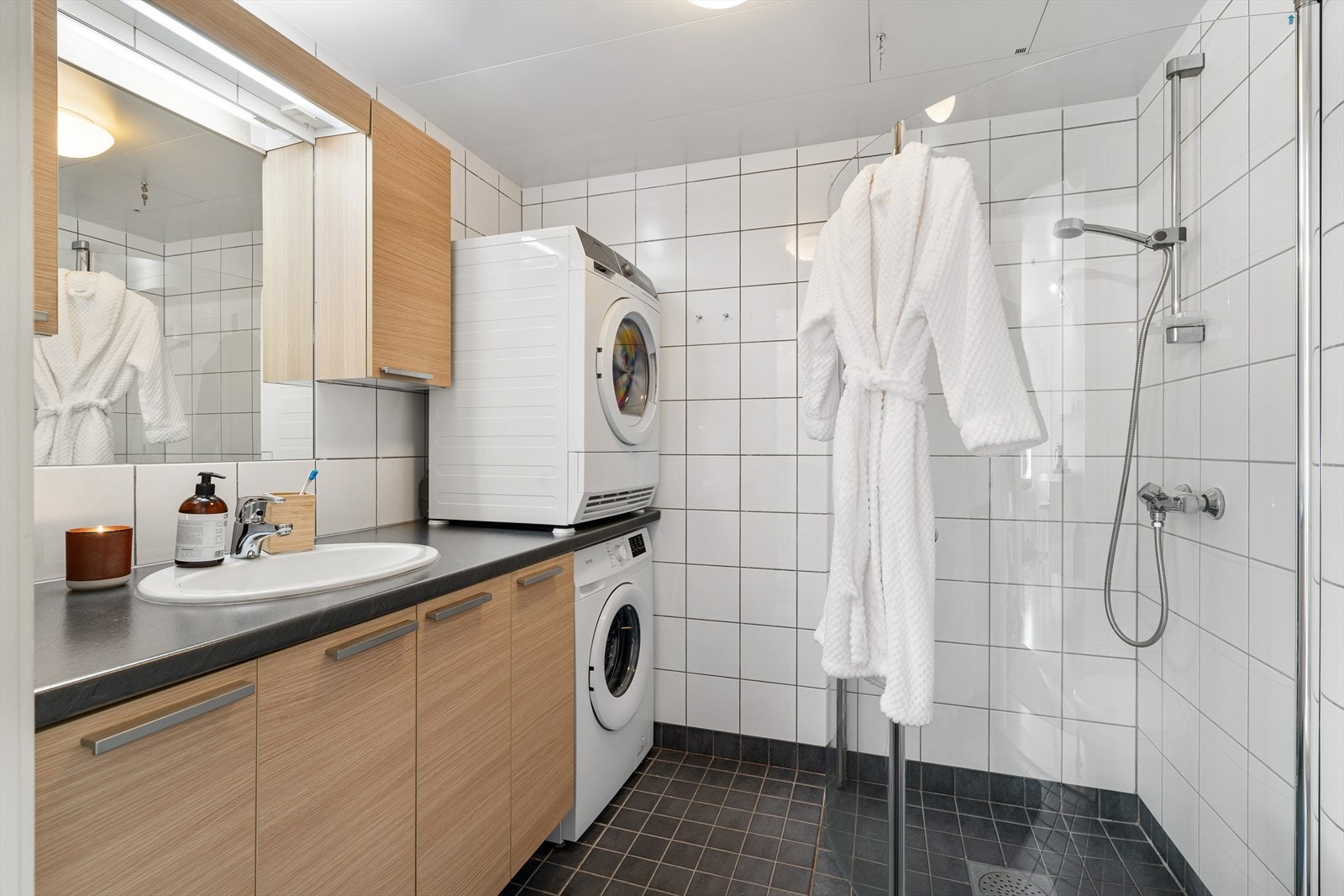 Bad med behagelig oppvarming med elektriske varmekabler i gulv. Galleribilde