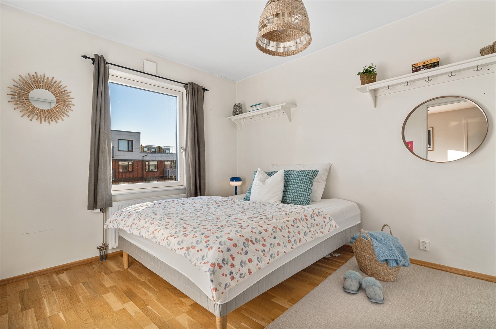 Soverommet er på 11.4 kvm og ligger vendt ut mot rolig grøntareal. Galleribilde