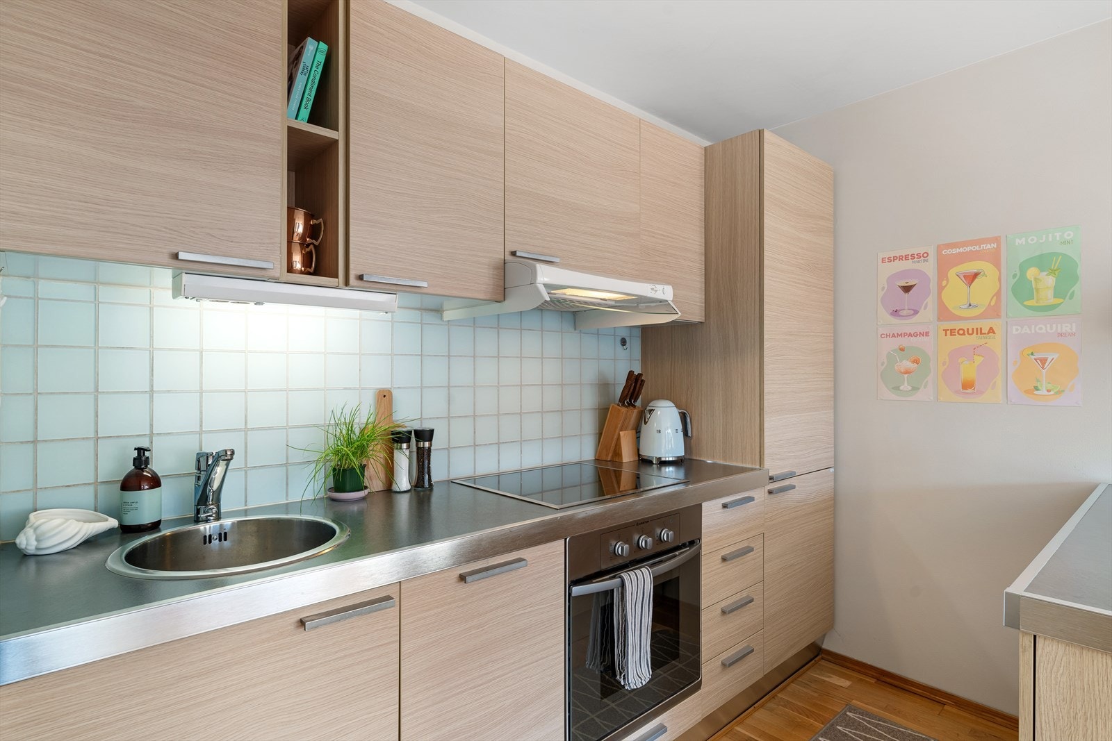 Ny eier får gleden av integrert kjøle-/fryseskap, oppvaskmaskin og komfyr med platetopp. Galleribilde