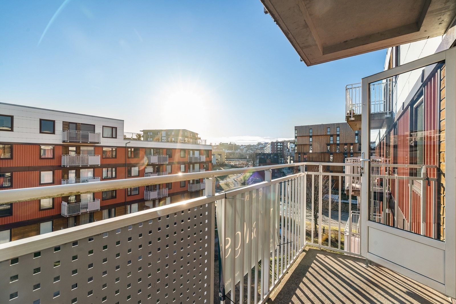 Balkongen vender mot sørøst og har gode solforhold fra morgenen og utover formiddagen. For ettermiddag- og kveldssol kan man benytte seg av takterrassen. Galleribilde
