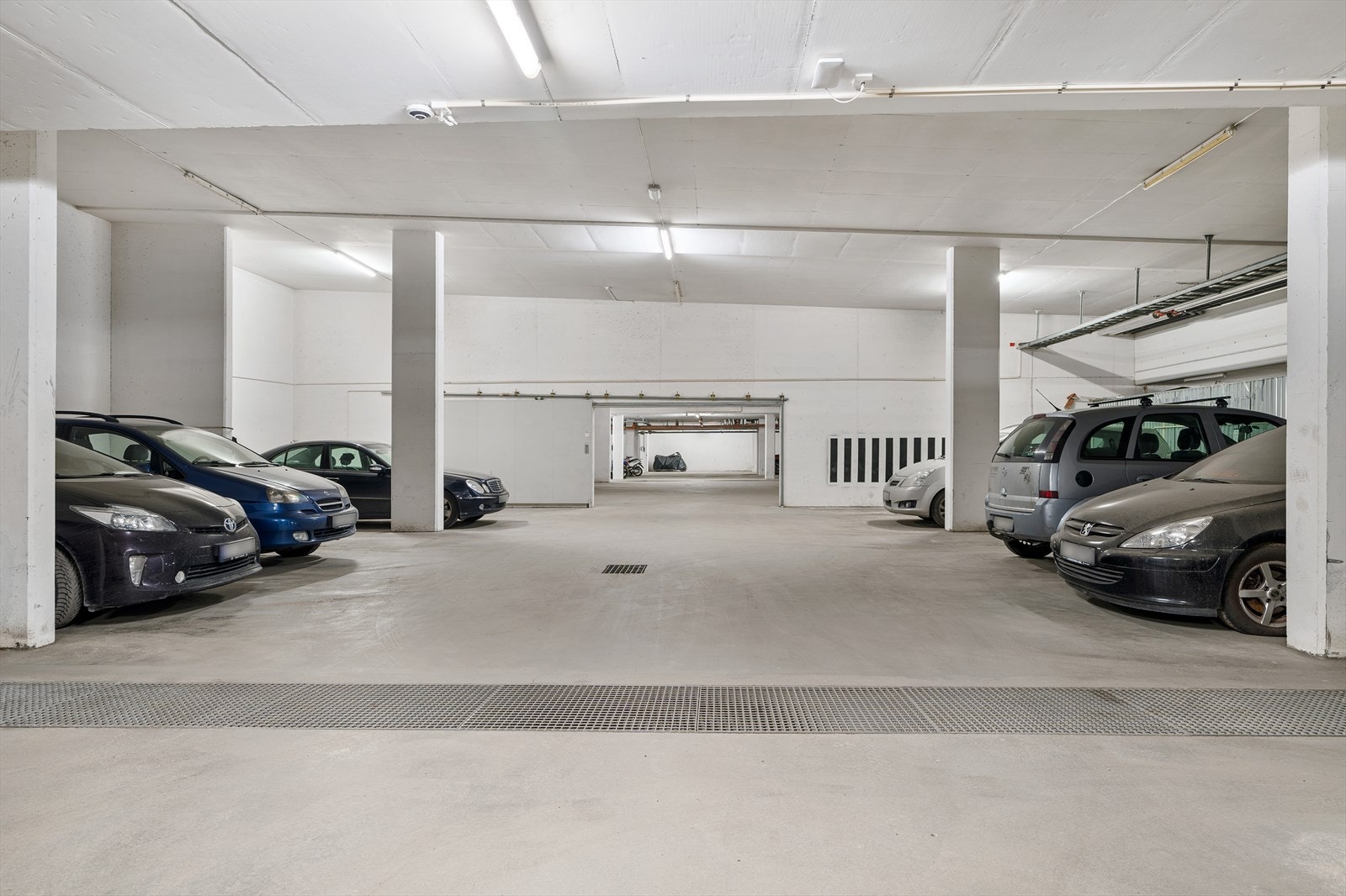 Det medfølger fast garasjeplass i kjelleren, samt bod på 5 m2 rett i bakkant av denne. Galleribilde