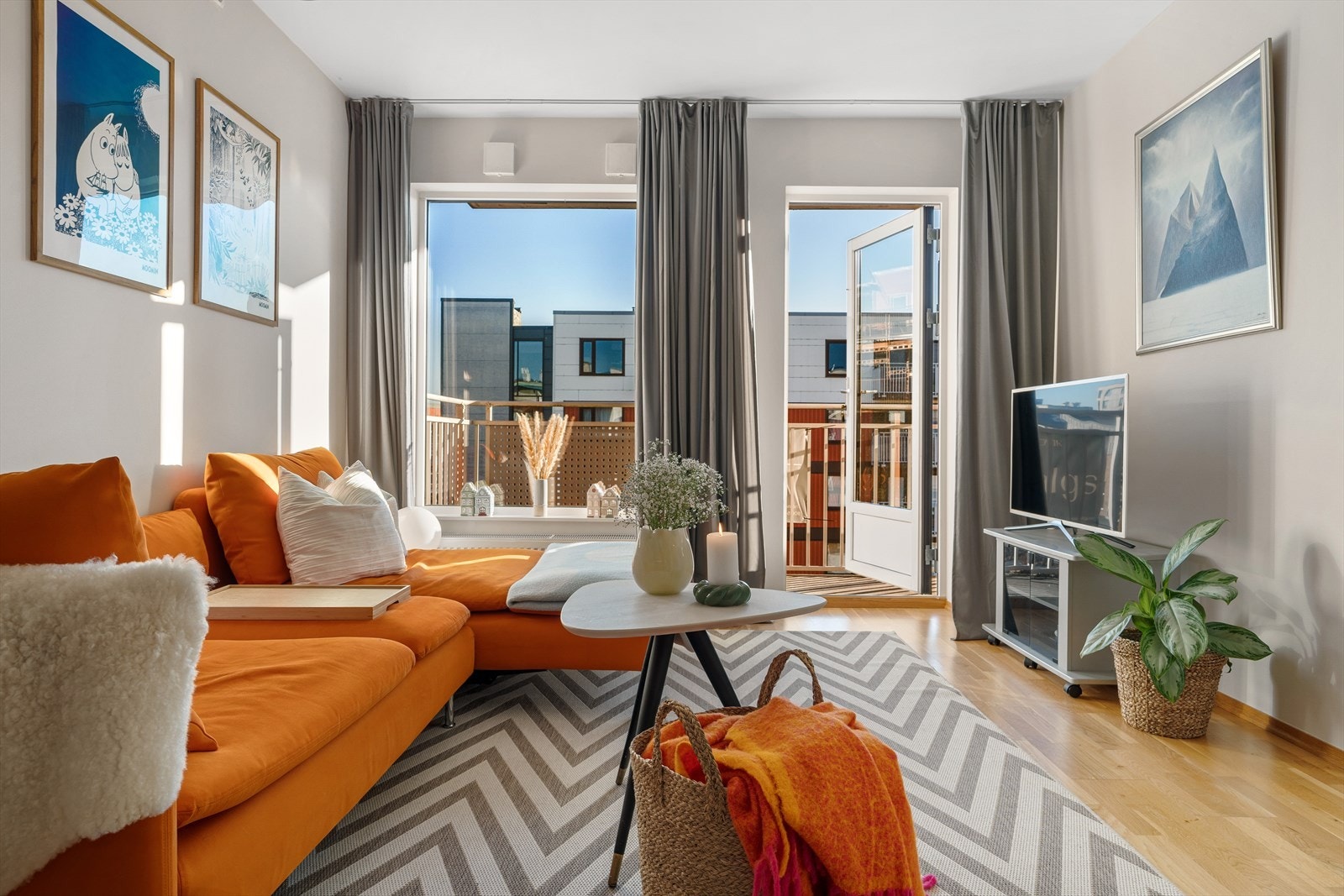 Fellesutgiftene inkluderer stort sett alle bokostnader: a-konto strøm/fjernvarme, kabel-tv, internett, renter på lån, vedlikehold, strøm fellesareal, kommunale avgifter, felles bygningsforsikring, vaktmestertjenester, styre- og forretningsførerhonorar. Galleribilde