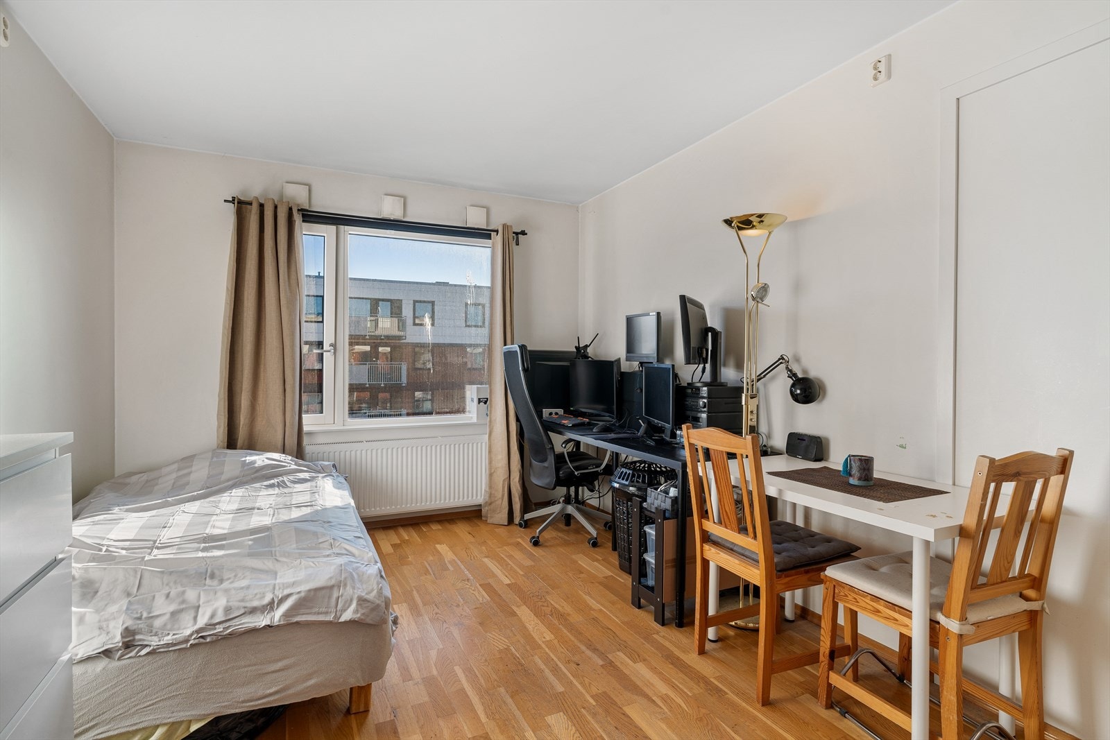 HYBEL - Utleiedelen består av stue/kjøkken i åpen løsning, baderom og entré. Med skattefrie leieinntekter herifra kan det månedlige regnestykket bli ekstra hyggelig. Galleribilde