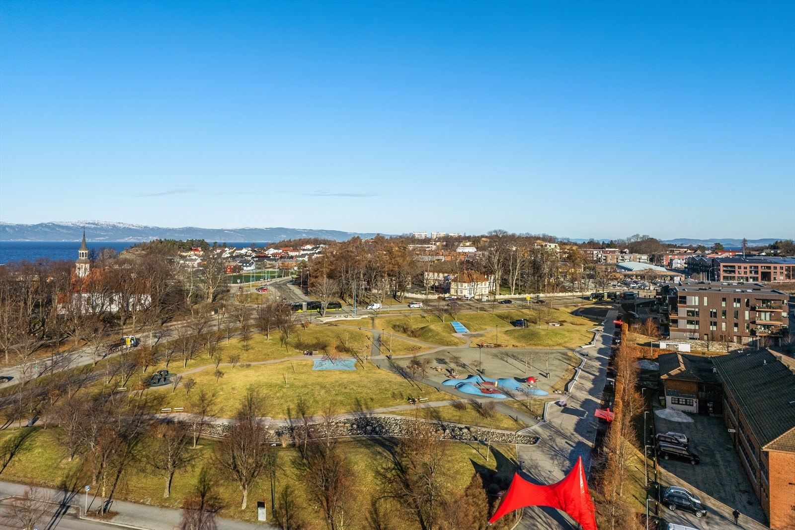 Leiligheten har en attraktiv og sentral beliggenhet på Lade. Her har du kort vei til alt fra kjøpesenter, treningstilbud og turmuligheter. Galleribilde