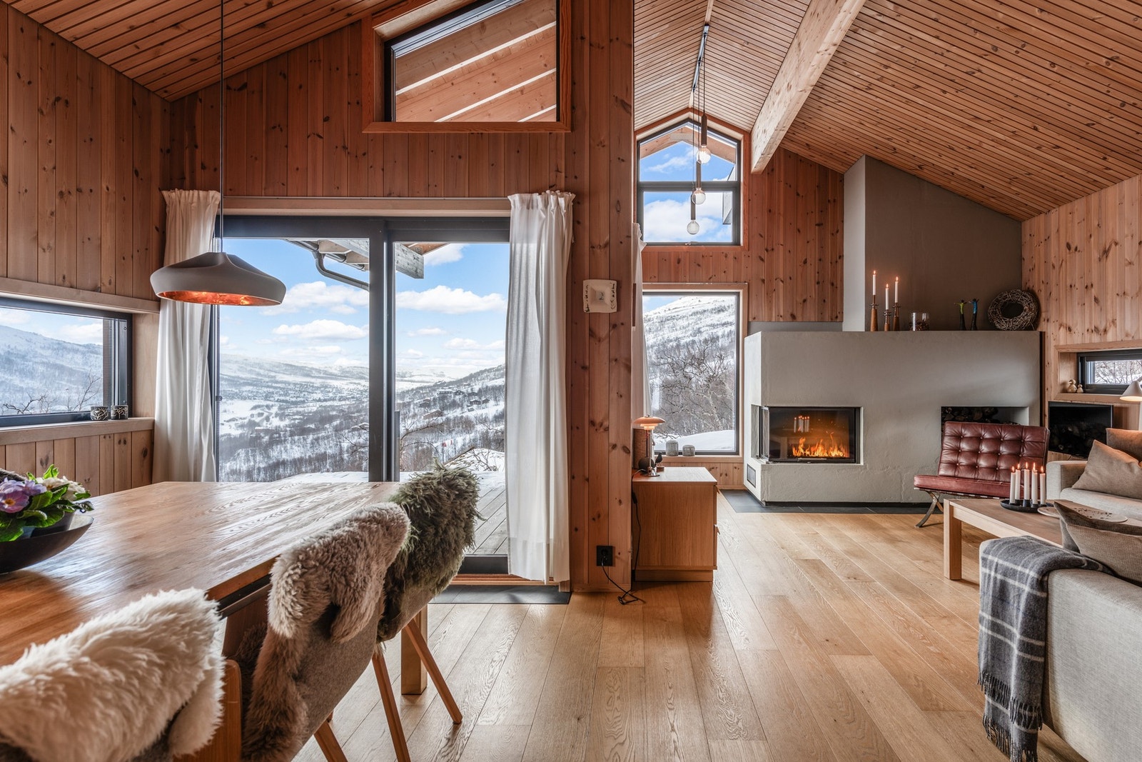 Maten smaker bedre med utsikt over fjellene Galleribilde