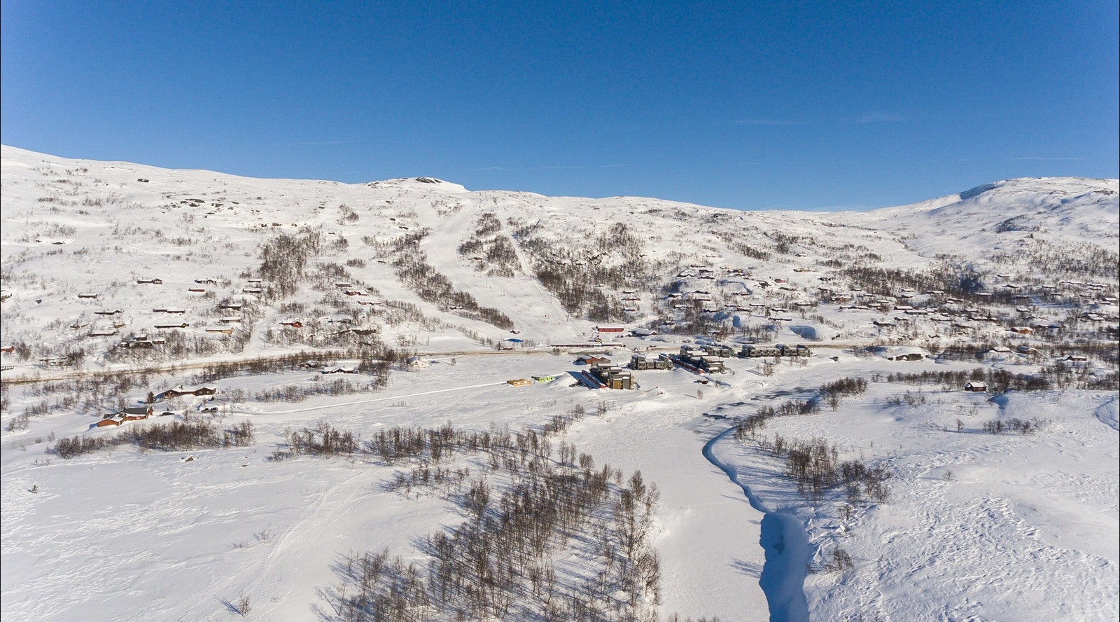 Sysendalen Skisenter ligger i gangavstand fra hytten, med tre nedfarter og varmestue med servering Galleribilde