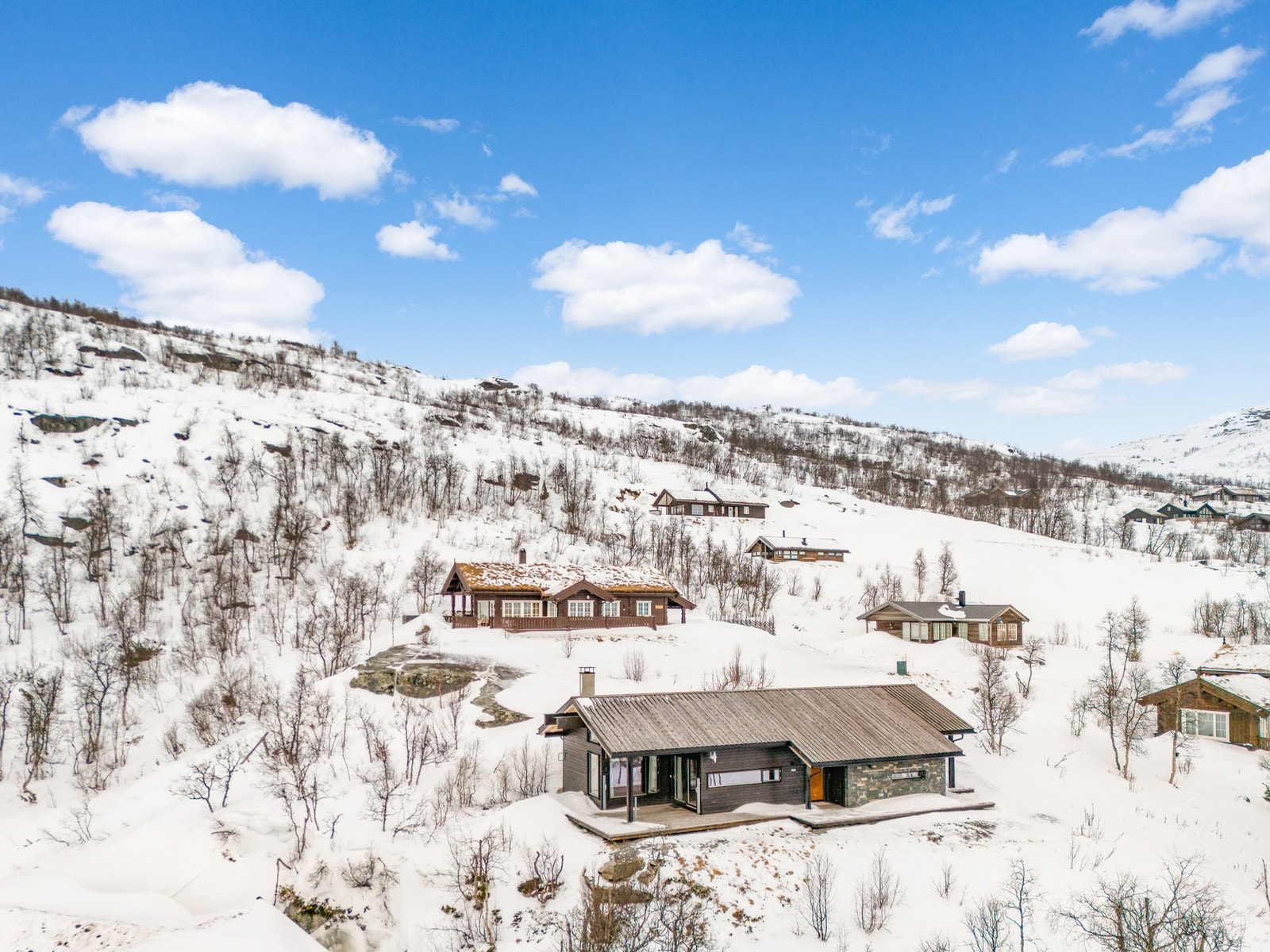 Vent mot sør, har hytten panoramautsikt over fjell og nærområde Galleribilde