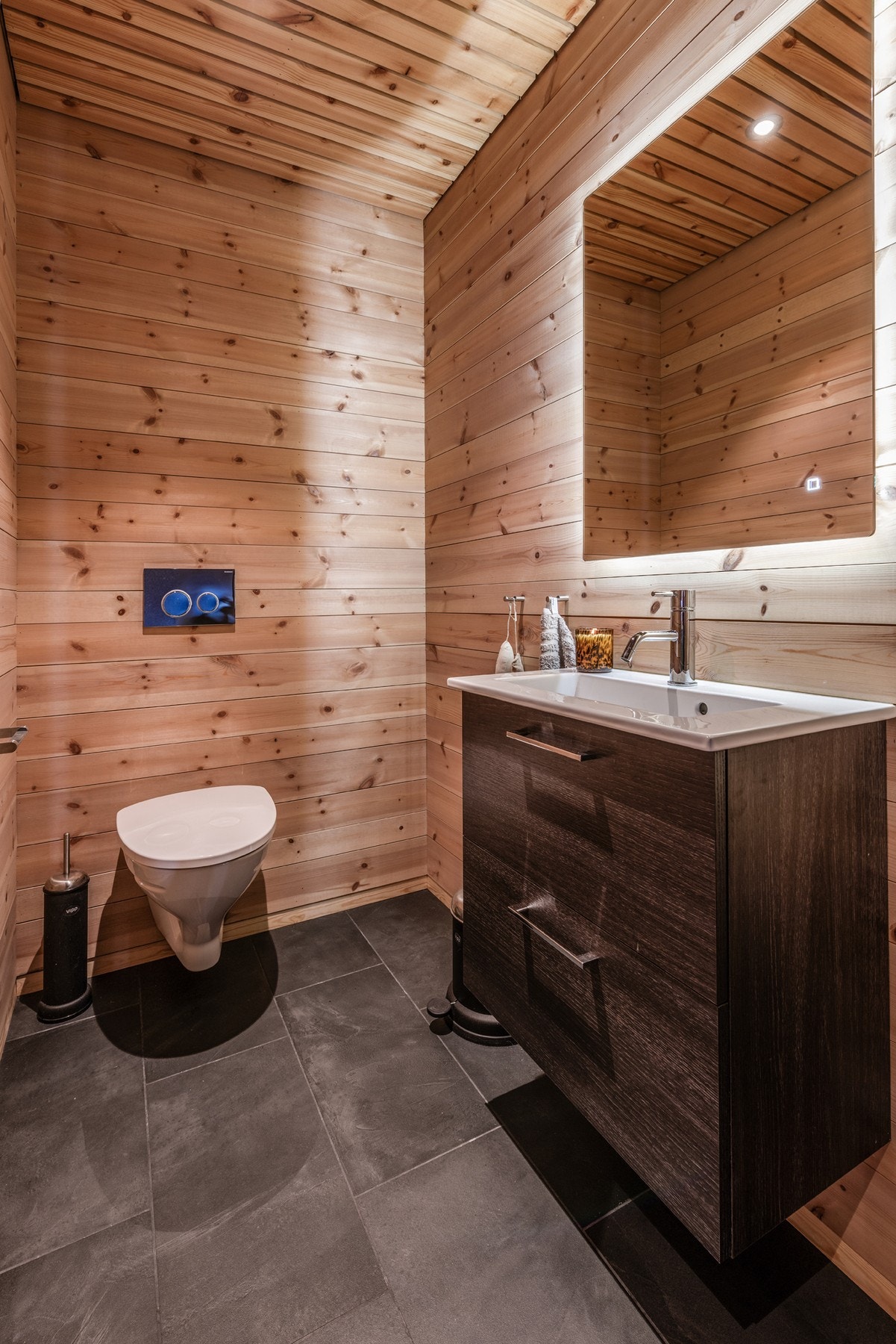 Hytten har også wc i den samme gjennomførte stilen Galleribilde