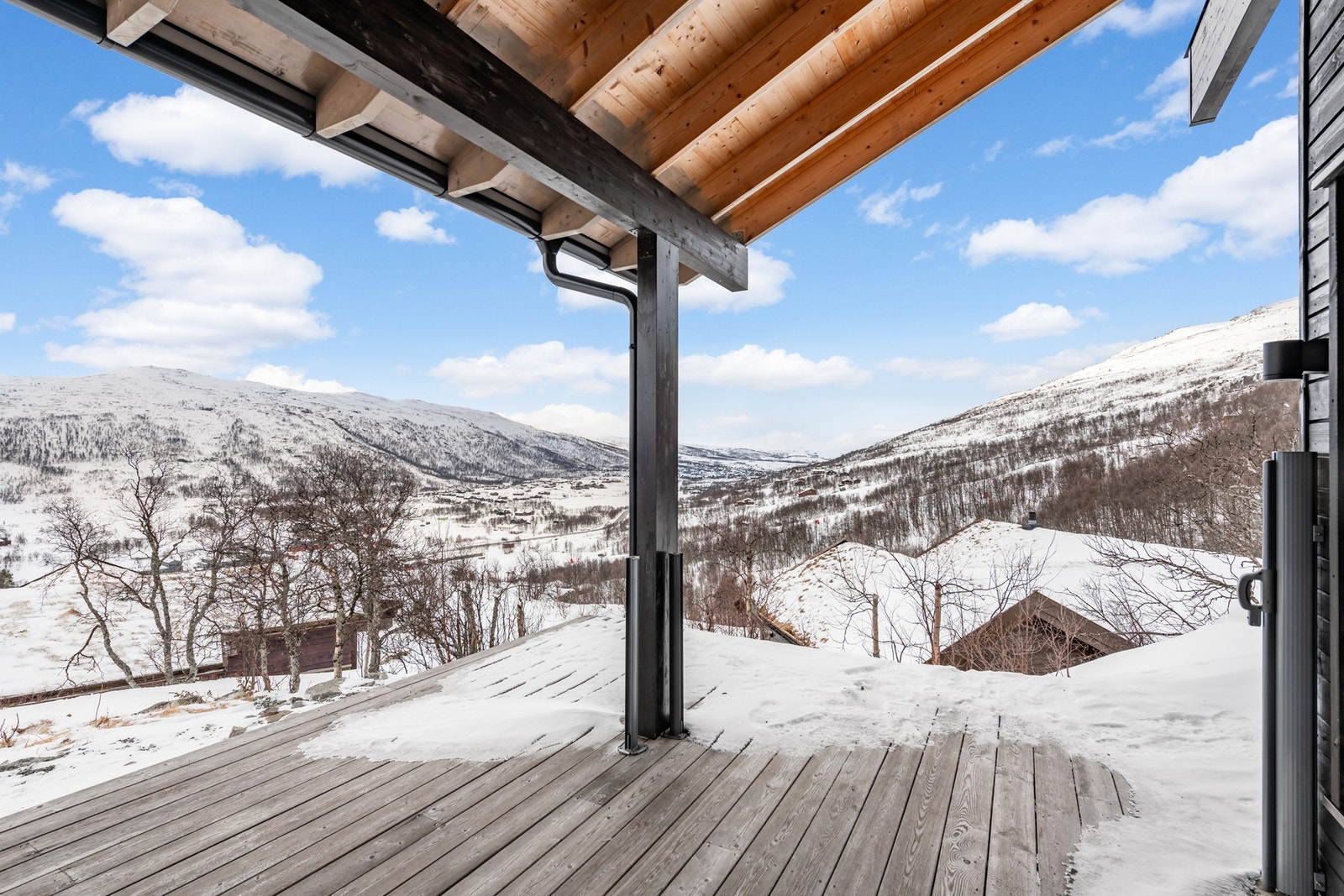 Nyt utsikten fra terrassen, hvor fjell og skog møtes i perfekt harmoni Galleribilde