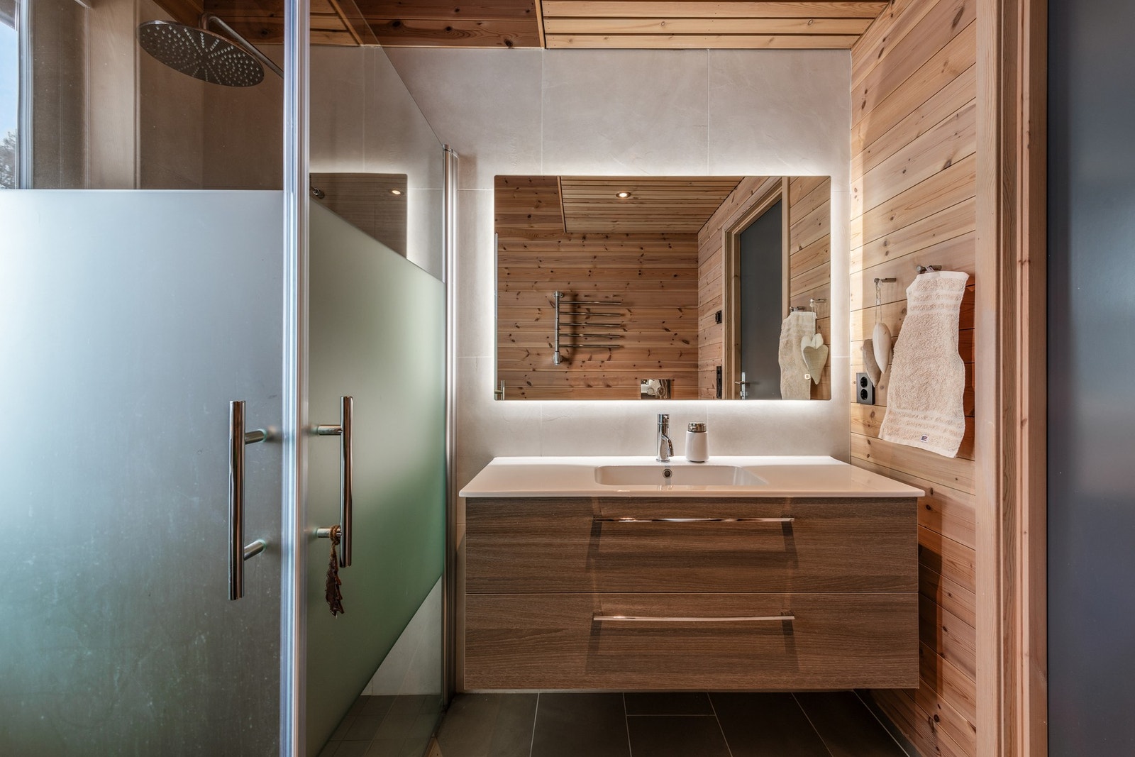 Enkle øyeblikk av luksus - dampende dusj, myke håndklær og lun stemning Galleribilde