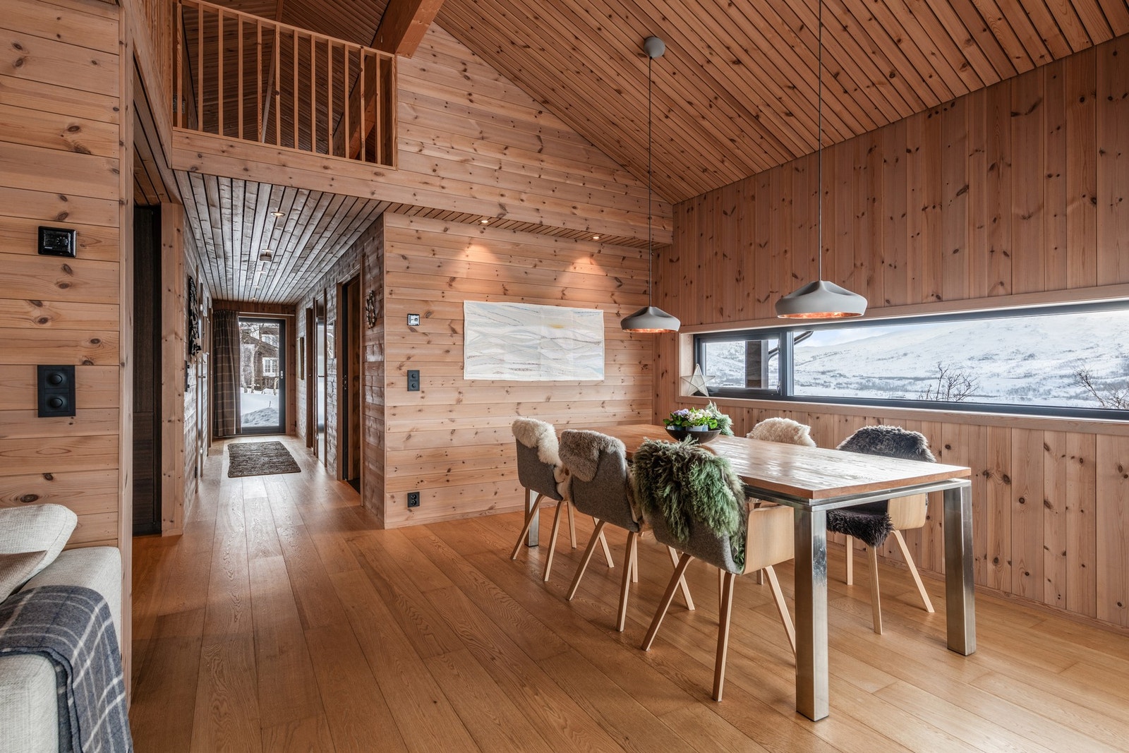 Hytten har en gjennomgående, lun og innbydende stil Galleribilde