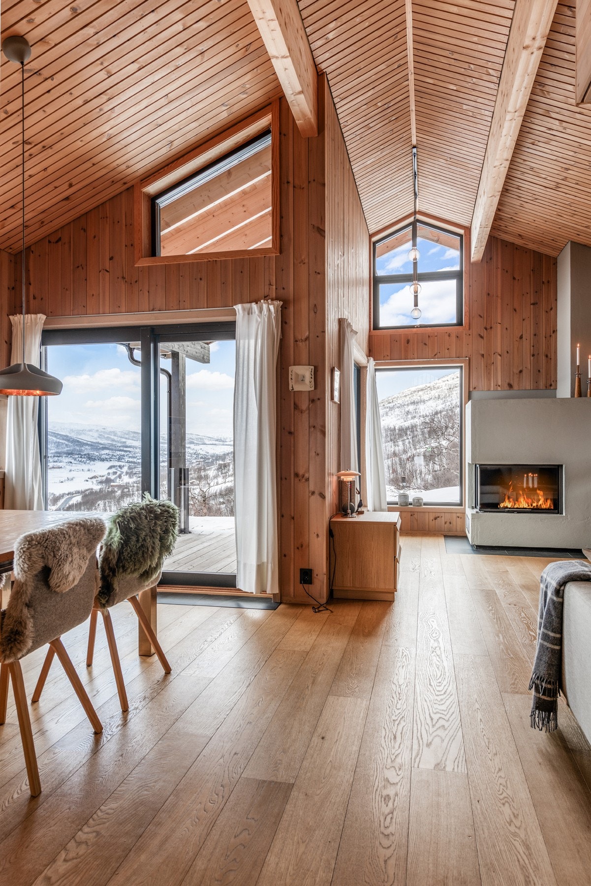 Fra spisestuen er det utgang til terrassen Galleribilde