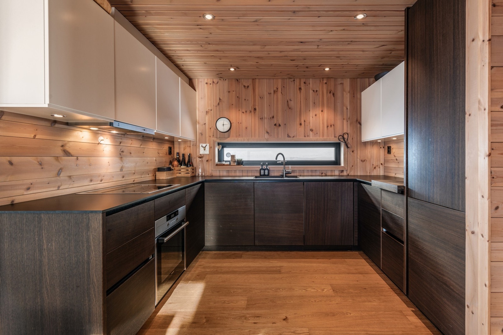 Kjøkkenet er utstyrt med oppvaskmaskin, kombiskap (kjøl/frys), stekeovn og platetopp Galleribilde