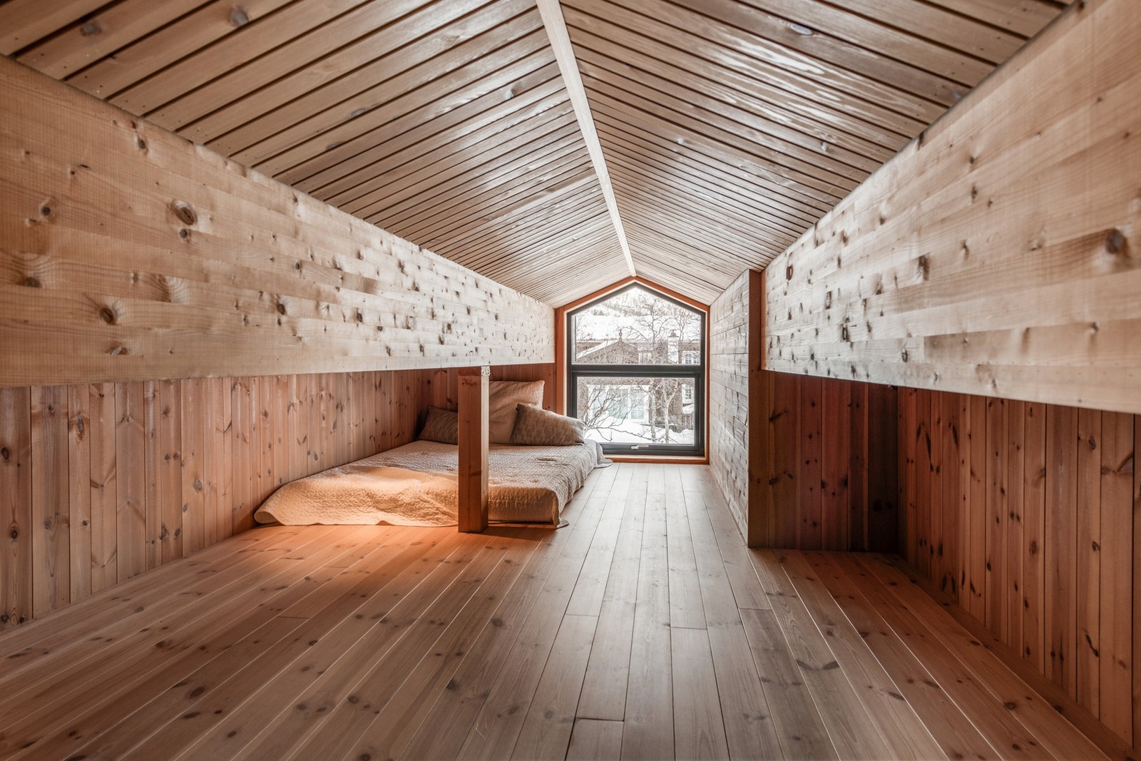 Hemsen har store vinduer i hver ende, som slipper inn både lys og natur Galleribilde