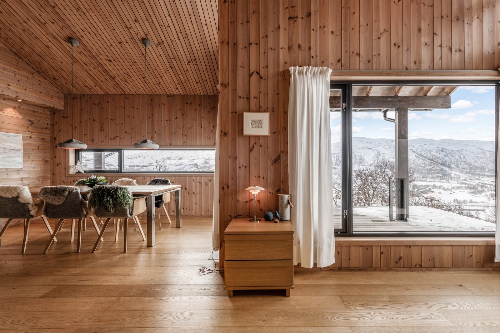 De lyse materialene passer perfekt til naturens malerier på utsiden Galleribilde