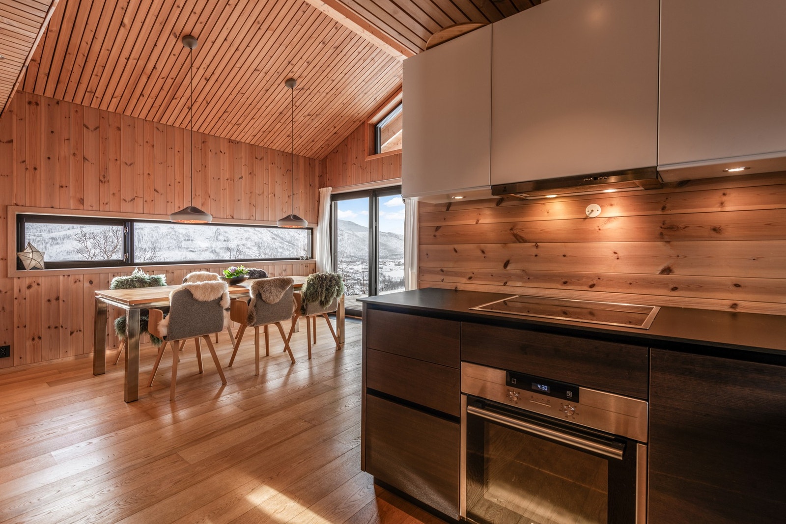 Åpen løsning til spisestuen- perfekt for kokkelering i hyggelig selskap Galleribilde