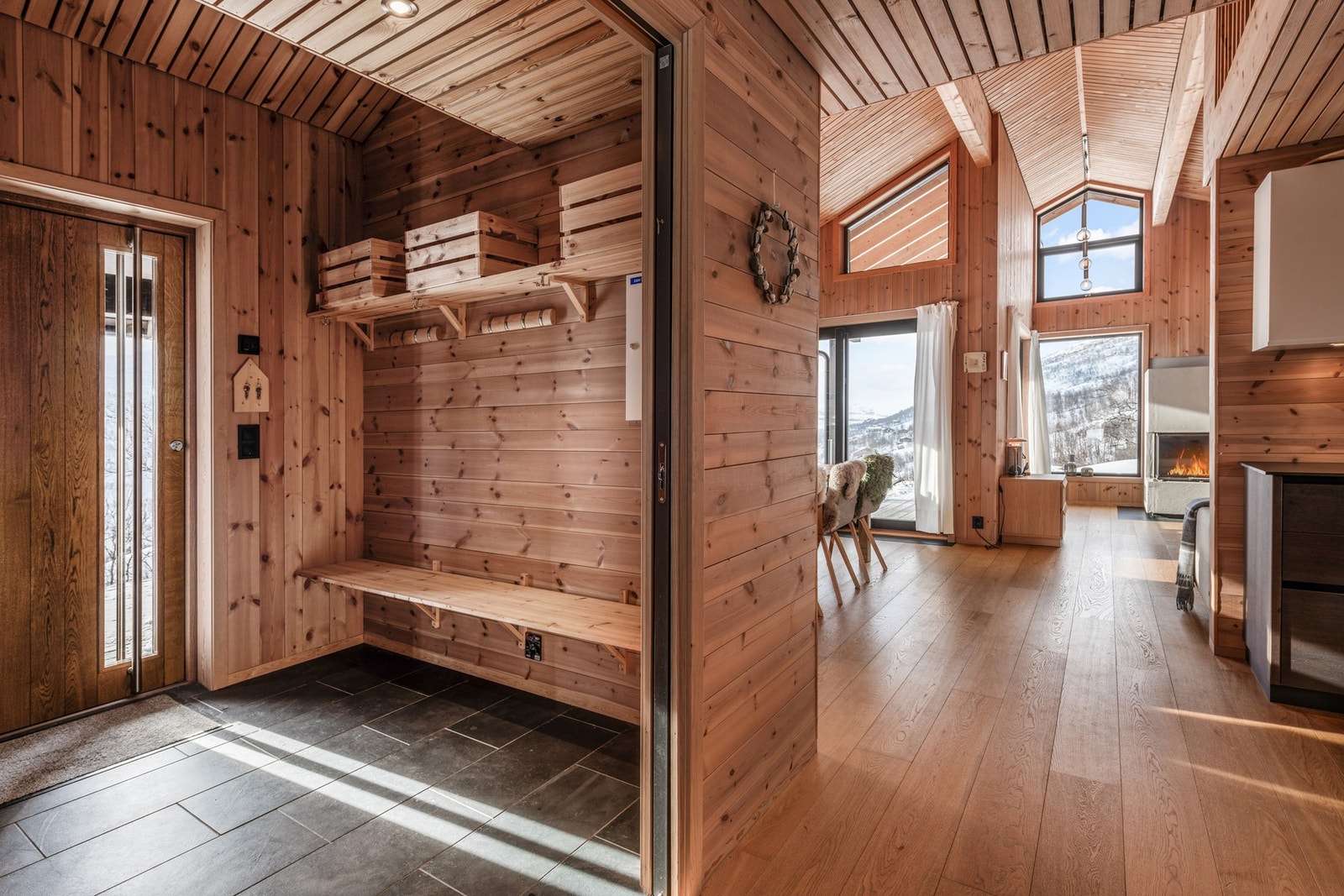 Hele hytten bader i naturlig lys som gir den varme, lune følelsen Galleribilde