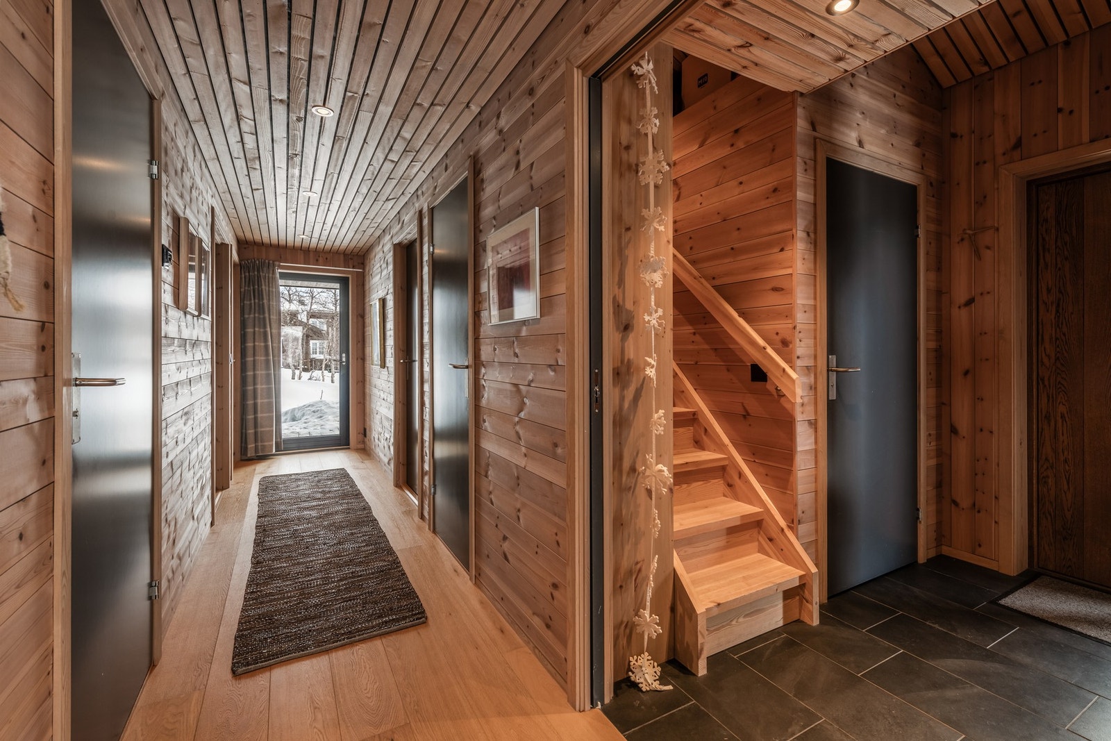 Fra inngangspartiet går trappen opp til hemsen Galleribilde