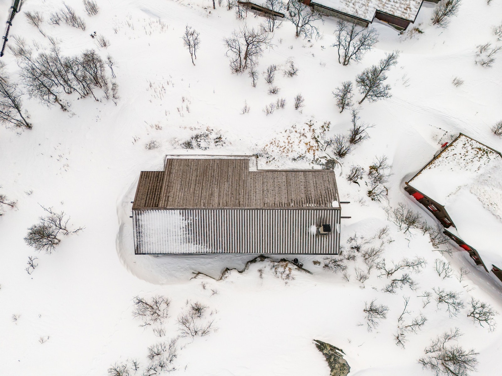 Takkonstruksjon i trevirke, yttertak er tekket med bordtak Galleribilde
