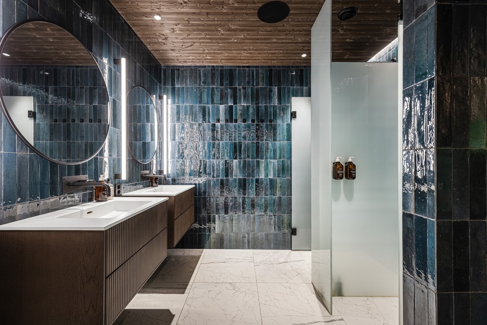 Videre er det bruk av naturmaterialer som harmonerer med resten av fritidsboligen. Galleribilde