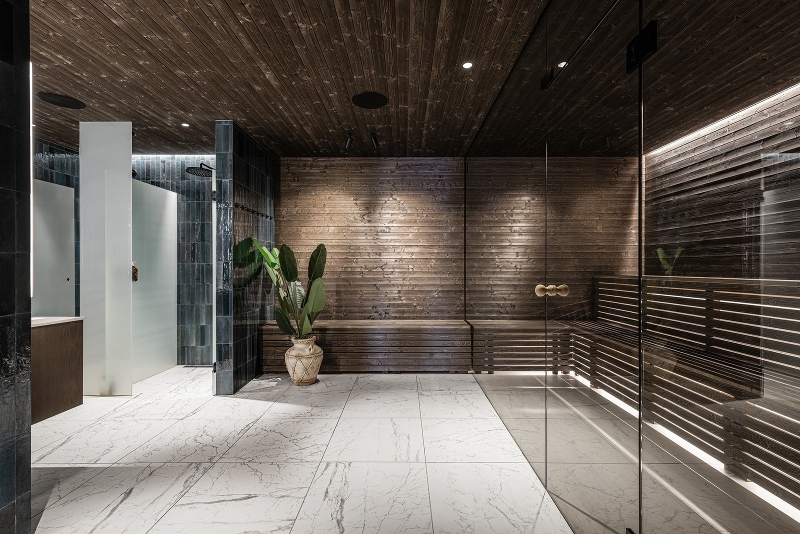 I underetasjen er det en romslig spa-avdeling. Badstuen er en opplevelse i seg selv, pent innredet med marmorfliser på gulvet, en moderne glassvegg. Galleribilde