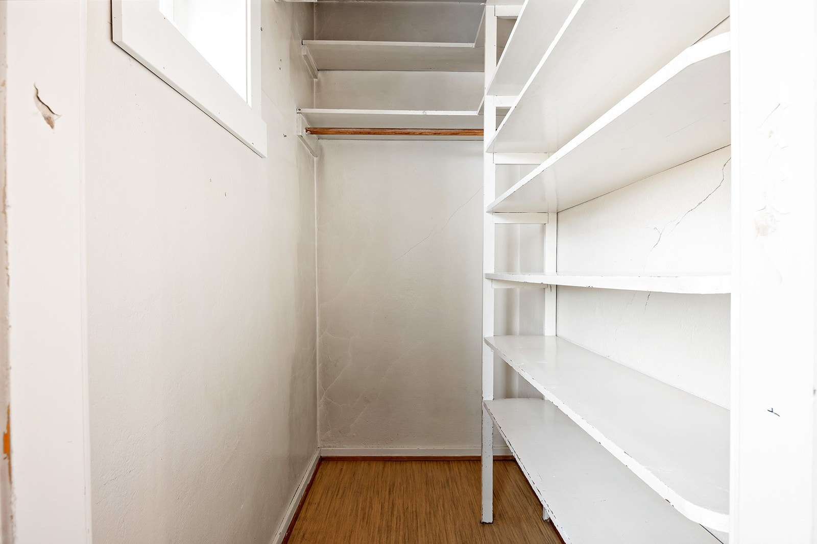 Boligen disponerer en innvendig bod som er koblet opp med hoved soverommet. Denne kan fint gjøres om til et walk-in-closet. Galleribilde