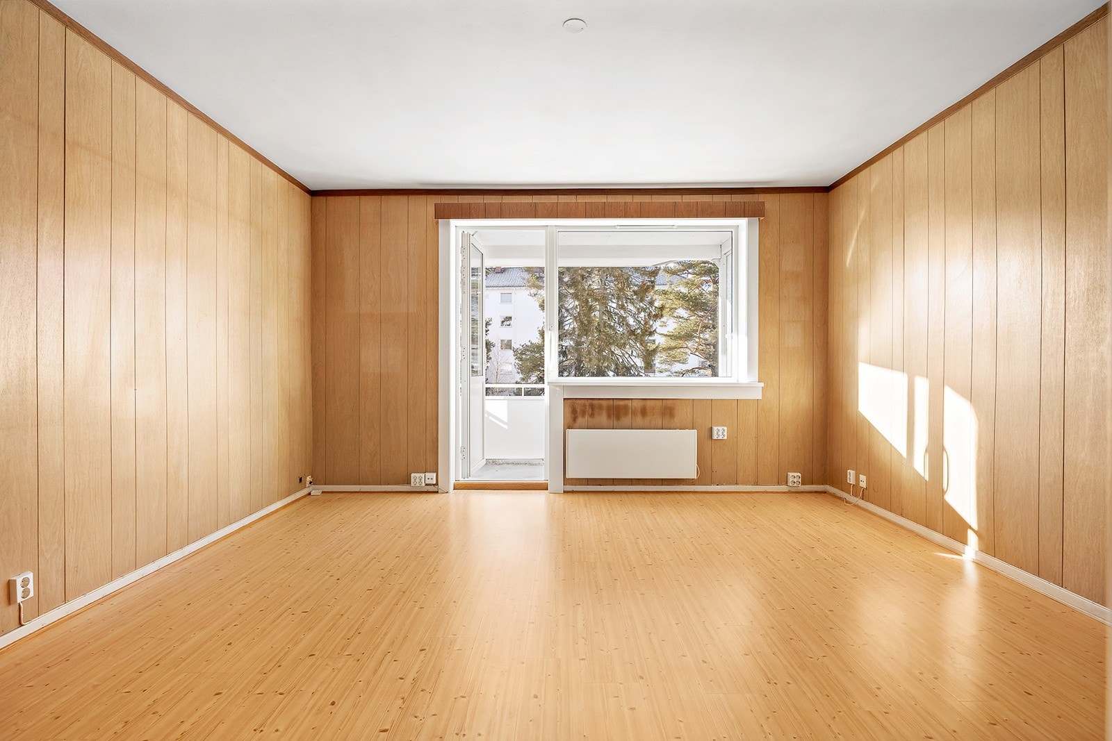 Stuen har god plass til sofagruppe, mediemøblement og spisebord. Fra stue er det utgang til en hyggelig sydvestvendt balkong. Galleribilde